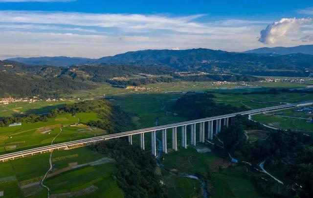 沿着高速看保山之九：腾陇高速